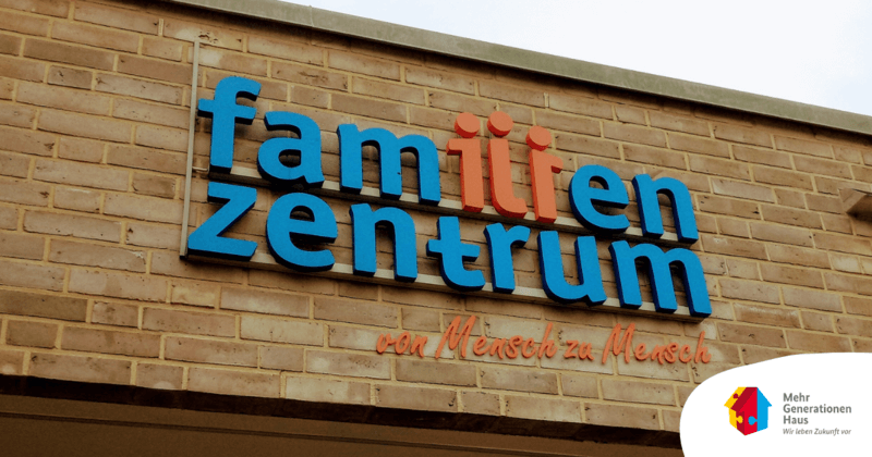 Außenaufnahme Familienzentrum - Logo an der Fassade