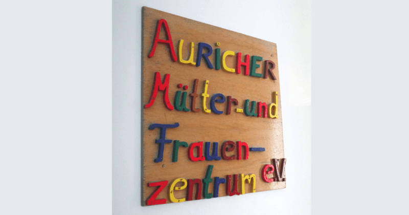 Tafel mit Schrift Mütter- und Frauenzentrum Aurich