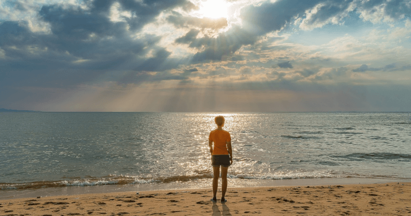 Frau blickt aufs Meer Foto Pixabay