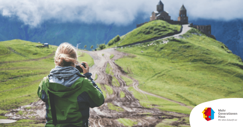 Frau fotografiert Burg Foto : Pixabay